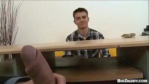 Bú Cu Trưởng Phòng Nhân Sự Để Được Vào Làm – Phim sex đồng tính nam gay